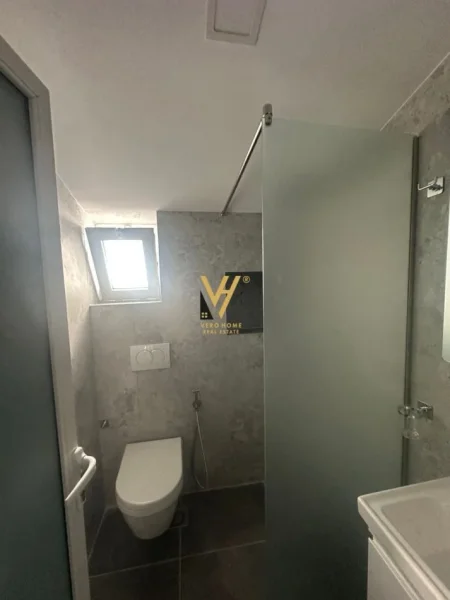 Tirane, jepet me qera Vile 2+1+Ballkon Kati 0, 300 m² 1.500 € (RRUGA E VILAVE)