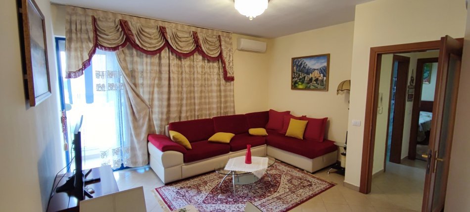 Tirane, jepet me qera apartament 1+1+Ballkon Kati 3, 70 m² 650 € (Rr. e Kosovareve)