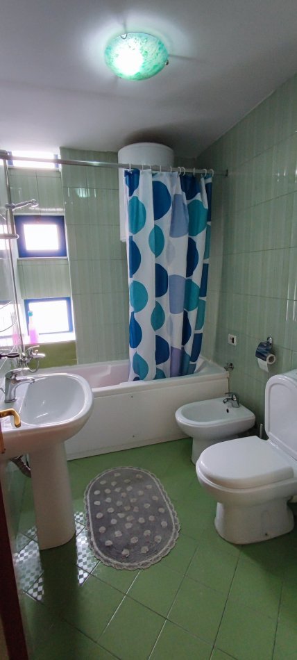 Tirane, jepet me qera apartament 1+1+Ballkon Kati 3, 70 m² 650 € (Rr. e Kosovareve)