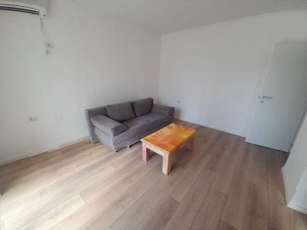 Tirane, jepet me qera apartament 1+1 Kati 4, 52 m² 400 € (21 Dhjetori)