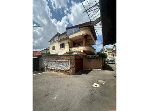 Tirane, shitet Vile 4+1+Ballkon , 217 m² 370.000 € (Jordan Misja)