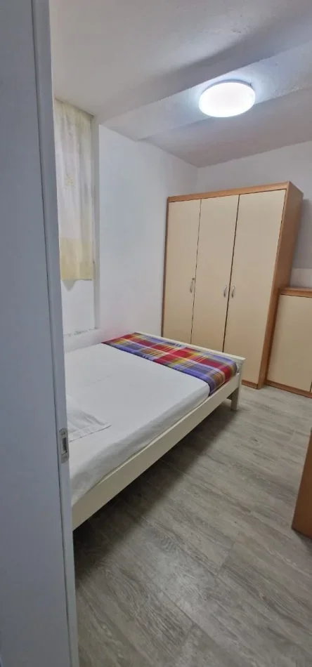 Tirane, jepet me qera apartament 2+1 Kati 1, 600 € (Rruga e durresit)