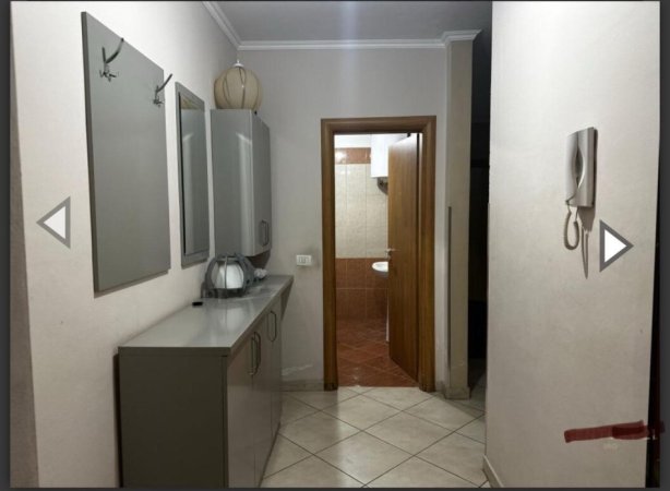 Tirane, jepet me qera apartament 2+1+Ballkon Kati 7, 400 € (CAZA ITALIA)