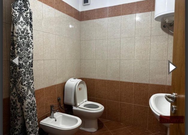 Tirane, jepet me qera apartament 2+1+Ballkon Kati 7, 400 € (CAZA ITALIA)