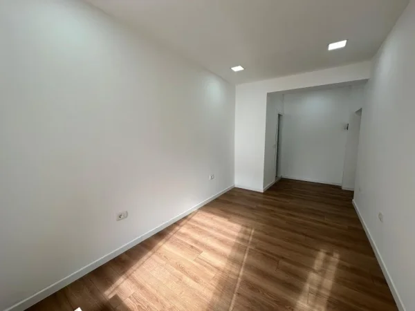 Tirane, jepet me qera ambjent biznesi Kati 0, 30 m² 400 € (Rruga Myslym Shyri)