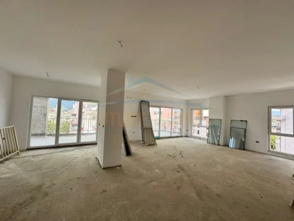 Tirane, shitet apartament 3+1+Ballkon , 247 m² 468.000 € (Zogu i zi)