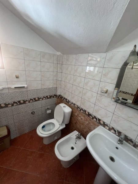 Tirane, jepet me qera Vile 2+1 Kati 3, 130 m² 500 € (don bosko)