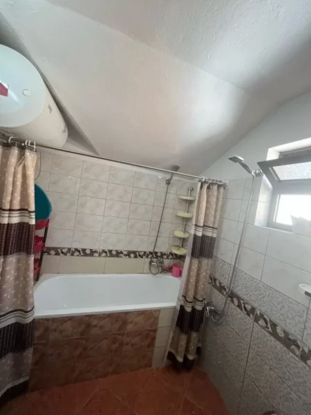 Tirane, jepet me qera Vile 2+1 Kati 3, 130 m² 500 € (don bosko)