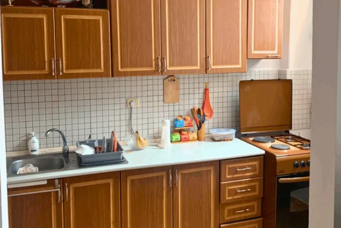 Tirane, jepet me qera apartament 1+1 Kati 4, 50 m² 300 € (Rruga Dhimiter Kamarda)