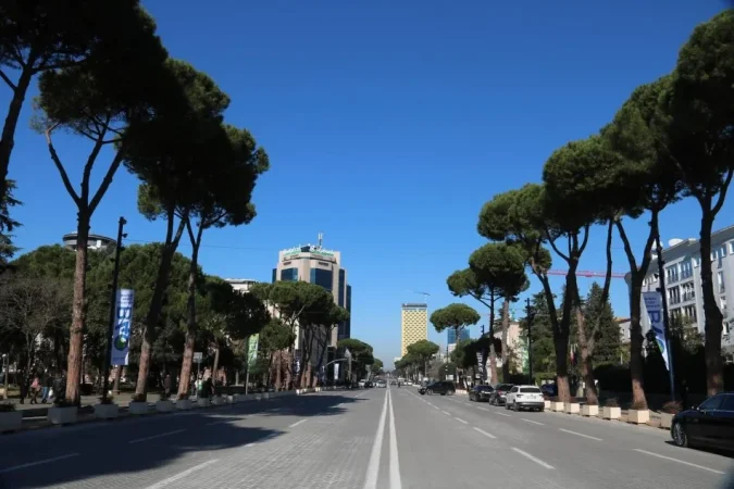 Tirane, jepet me qera zyre , 30 m² 550 € (prane Bulevardit Deshmoret e Kombit)