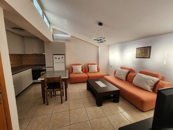 Tirane, jepet me qera Vile 1+1+Ballkon Kati 3, 60 m² 400 € (rruga e kavajes)