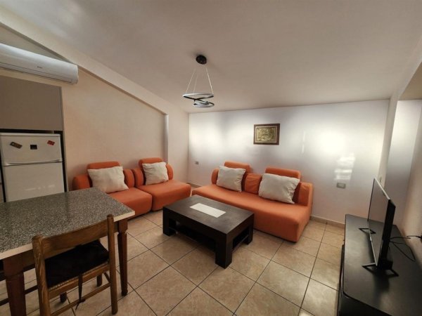 Tirane, jepet me qera Vile 1+1+Ballkon Kati 3, 60 m² 400 € (rruga e kavajes)