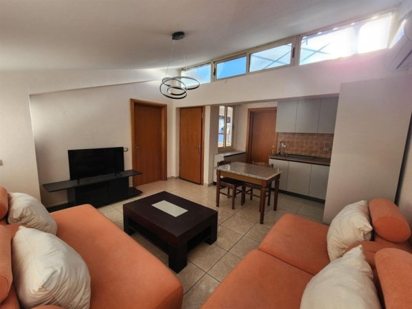 Tirane, jepet me qera Vile 1+1+Ballkon Kati 3, 60 m² 400 € (rruga e kavajes)