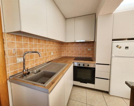 Tirane, jepet me qera Vile 1+1+Ballkon Kati 3, 60 m² 400 € (rruga e kavajes)