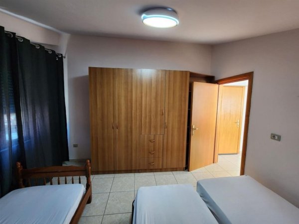 Tirane, jepet me qera Vile 1+1+Ballkon Kati 3, 60 m² 400 € (rruga e kavajes)