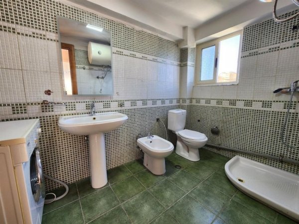 Tirane, jepet me qera Vile 1+1+Ballkon Kati 3, 60 m² 400 € (rruga e kavajes)