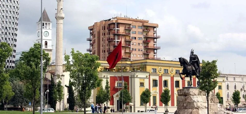 Tirane, jepet me qera zyre Kati 3, 80 m² 1.400 € (Qender)