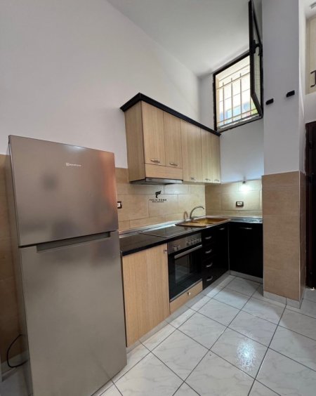 Tirane, jepet me qera apartament 1+1+Ballkon Kati 1, 50 m² 350 € (5 MAJI)