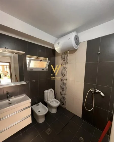 Tirane, jepet me qera apartament 2+1+Ballkon Kati 1, 100 m² 650 € (21 DHJETORI)