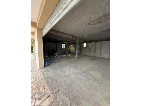 Tirane, shitet Vile 2 Katshe , 235 m² 180.000 € (Kamez)