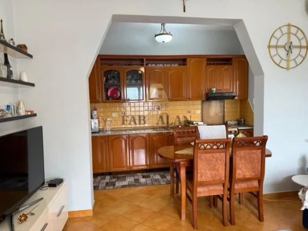 Tirane, shitet Vile 2 Katshe , 235 m² 180.000 € (Kamez)