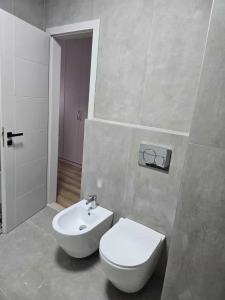Tirane, jepet me qera apartament 2+1+Ballkon Kati 3, 1 m² 700 € (VASIL SHANTO)