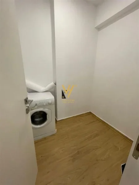 Tirane, jepet me qera zyre Kati 5, 125 m² 600 € (IRFAN TOMINI)