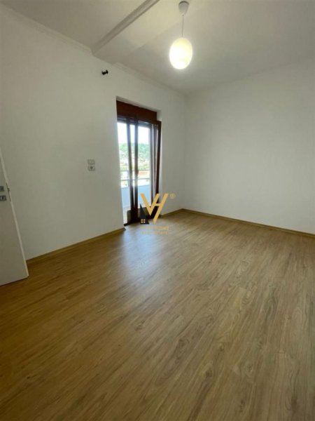 Tirane, jepet me qera zyre Kati 5, 125 m² 600 € (IRFAN TOMINI)