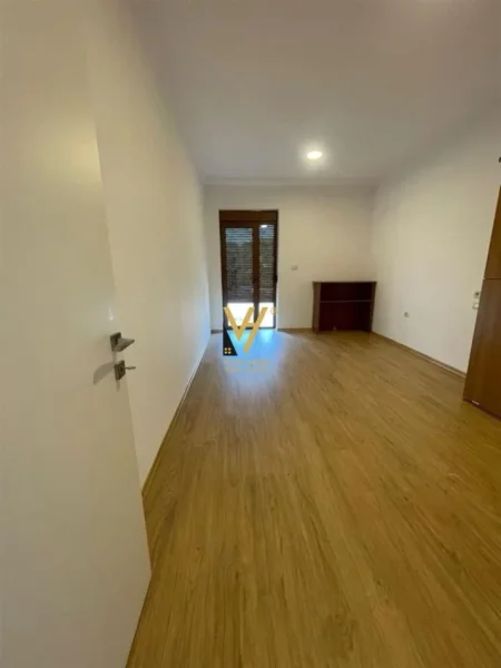 Tirane, jepet me qera zyre Kati 5, 125 m² 600 € (IRFAN TOMINI)