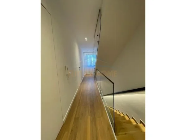 Tirane, jepet me qera Vile 3+1 Kati 0, 200 m² 3.000 € (Teg)