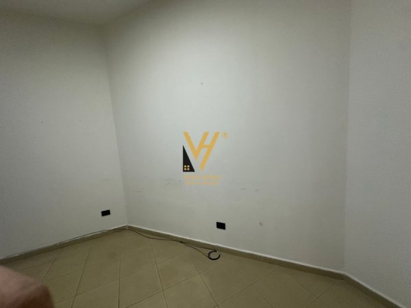 Tirane, jepet me qera dyqan Kati 0, 22 m² 400 € (QENDER)