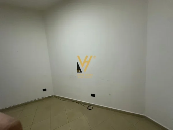 Tirane, jepet me qera dyqan Kati 0, 22 m² 400 € (QENDER)