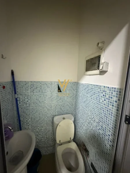 Tirane, jepet me qera dyqan Kati 0, 22 m² 400 € (QENDER)
