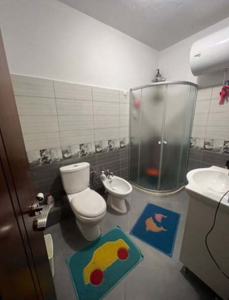 Tirane, jepet me qera apartament 2+1 Kati 2, 85 m² 700 € (Rruga Artan Lenja)