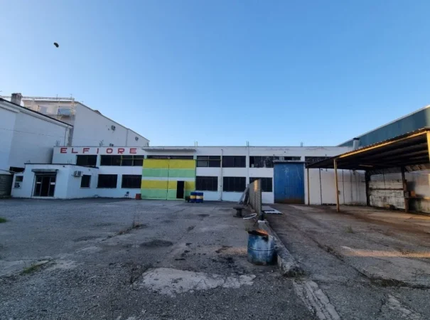 Kapanon për Shitje 2.222 m² (Autostrada)