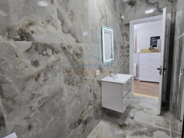 Tirane, jepet me qera apartament 2+1+Ballkon Kati 3, 80 m² 1.000 € (Rruga e Barrikadave)