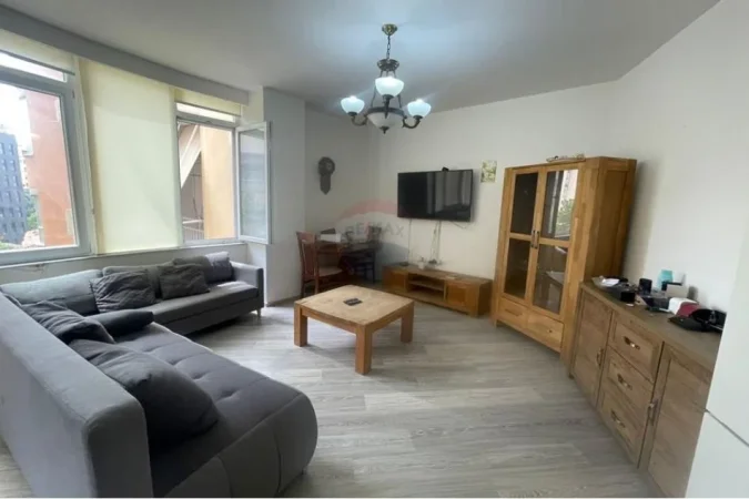 Tirane, jepet me qera apartament 1+1 , 70 m² 650 € (Selvia)