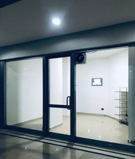 Tirane, jepet me qera dyqan Kati 0, 33 m² 600 € (Qender)