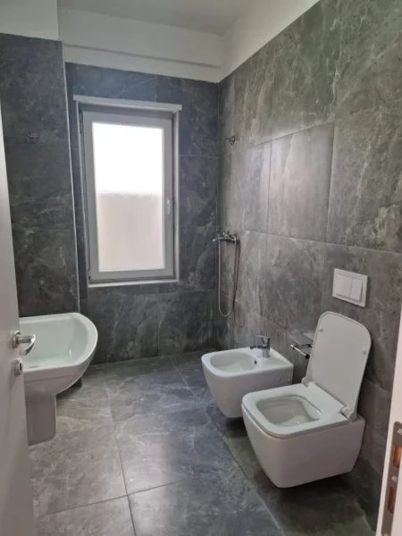 Tirane, jepet me qera apartament 1+1 Kati 1, 50 m² 350 € (Univers City)