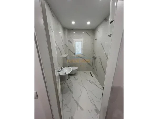 Tirane, shitet apartament 1+1 Kati 1, 59 m² 122.000 € (Pallati me Shigjeta)
