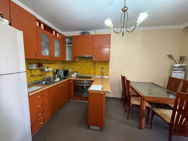 Tirane, jepet me qera apartament 3+1 Kati 2, 125 m² 800 € (rruga e bogdaneve)
