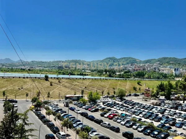 Tirane, shitet ambjent biznesi Kati 0, 114 m² 790.000 € (Neom115191)