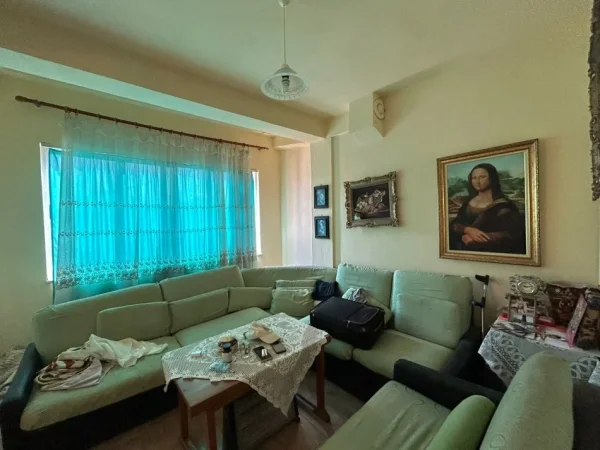 Tirane, jepet me qera 2+1 Kati 2, 80 m² 450 € (besim zyna)