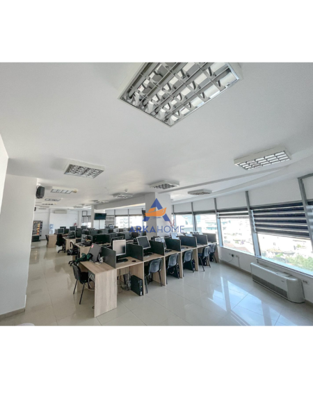 Tirane, jepet me qera zyre Kati 5, 300 m² 2.700 € (RRUGA DIBRES ,VILA GOLD)