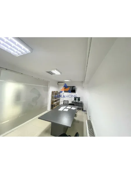 Tirane, jepet me qera zyre Kati 5, 300 m² 2.700 € (RRUGA DIBRES ,VILA GOLD)