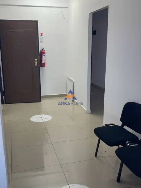 Tirane, jepet me qera zyre Kati 5, 300 m² 2.700 € (RRUGA DIBRES ,VILA GOLD)