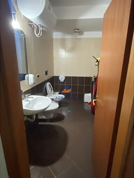 Tirane, jepet me qera zyre Kati 5, 300 m² 2.700 € (RRUGA DIBRES ,VILA GOLD)