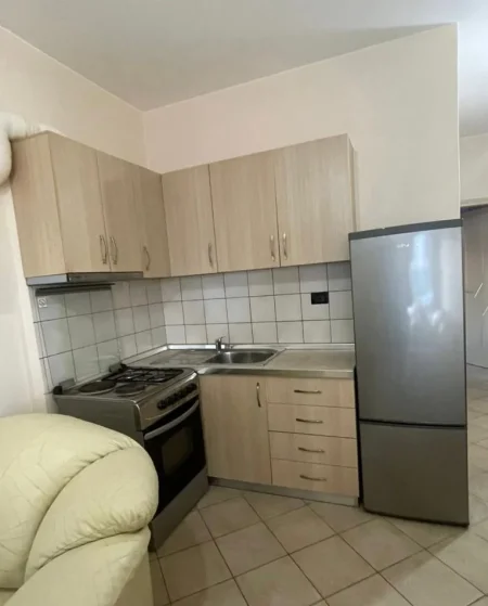Tirane, jepet me qera apartament 1+1 Kati 1, 70 m² 350 € (selite)