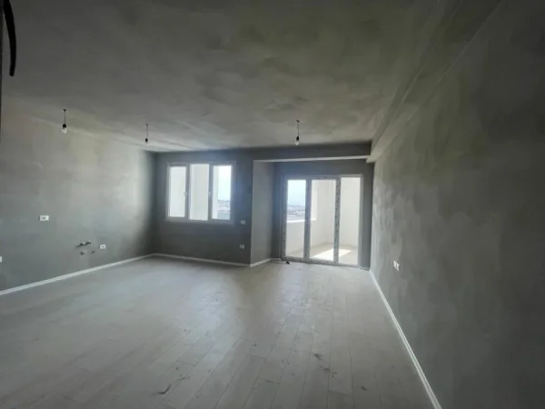 Tirane, jepet me qera apartament 2+1+Aneks+Ballkon Kati 7, 85 m² 500 € (fusha aviacionit)