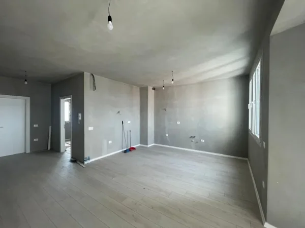 Tirane, jepet me qera apartament 2+1+Aneks+Ballkon Kati 7, 85 m² 500 € (fusha aviacionit)